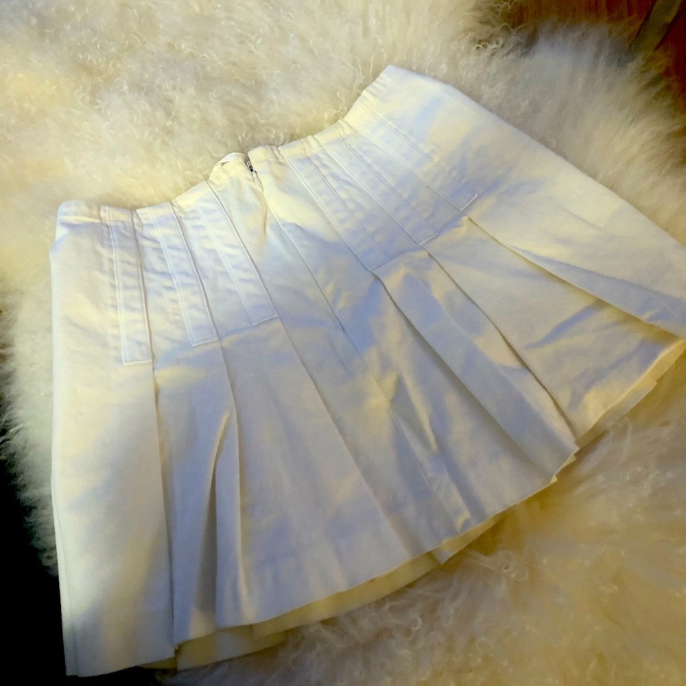 Mint like New 9/10 Design Lab pleated womens mini skirt in SZ 2!!